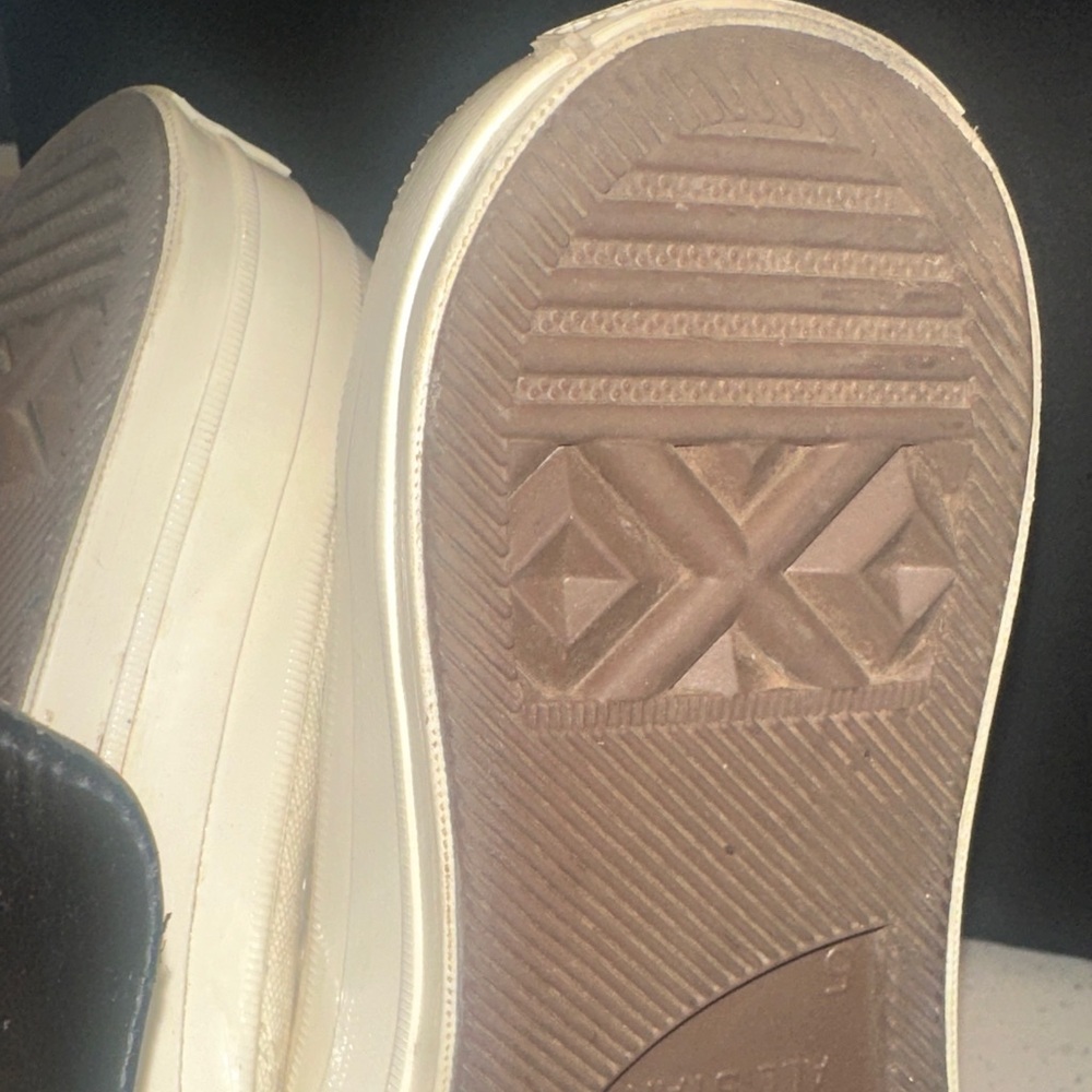 Converse High-Top Sneakers in Cream and‎ Red - Picture 10 of 13